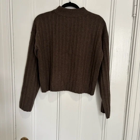 Quince Mongolian Cashmere Wide-Rib Cropped Mockneck Sweater - Picture 3 of 4